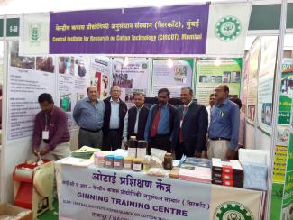 2014 4 दिसंबर 2014 को एग्रो विजन इंडिया, नागपुर में आईसीएआर-सिरकॉट प्रदर्शनी स्टाल पर श्री नितिन गडकरी का दौरा छवि-1