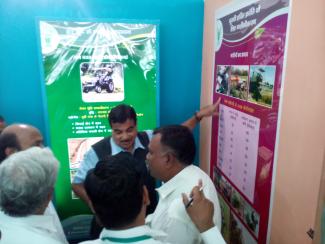 2014 4 दिसंबर 2014 को एग्रो विजन इंडिया, नागपुर में आईसीएआर-सिरकॉट प्रदर्शनी स्टाल पर श्री नितिन गडकरी का दौरा छवि-3
