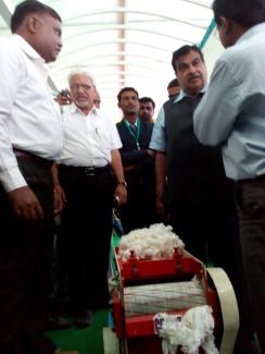2014 4 दिसंबर 2014 को एग्रो विजन इंडिया, नागपुर में आईसीएआर-सिरकॉट प्रदर्शनी स्टाल पर श्री नितिन गडकरी का दौरा छवि-4