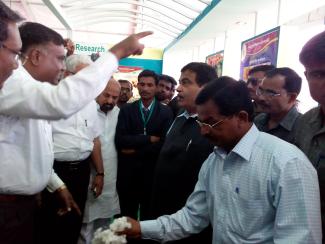 2014 4 दिसंबर 2014 को एग्रो विजन इंडिया, नागपुर में आईसीएआर-सिरकॉट प्रदर्शनी स्टाल पर श्री नितिन गडकरी का दौरा छवि-5